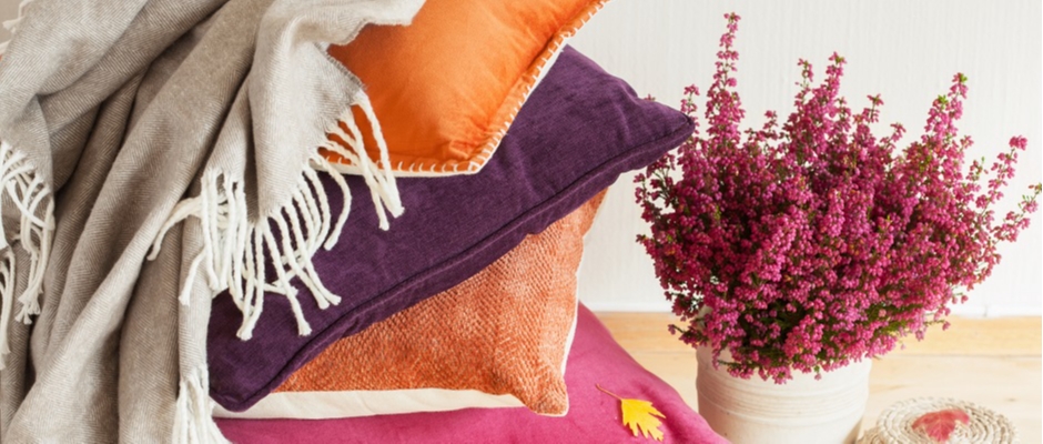 Poduszki dekoracyjne, narzuty czyli prosty sposób na wprowadzenie koloru i wzoru.